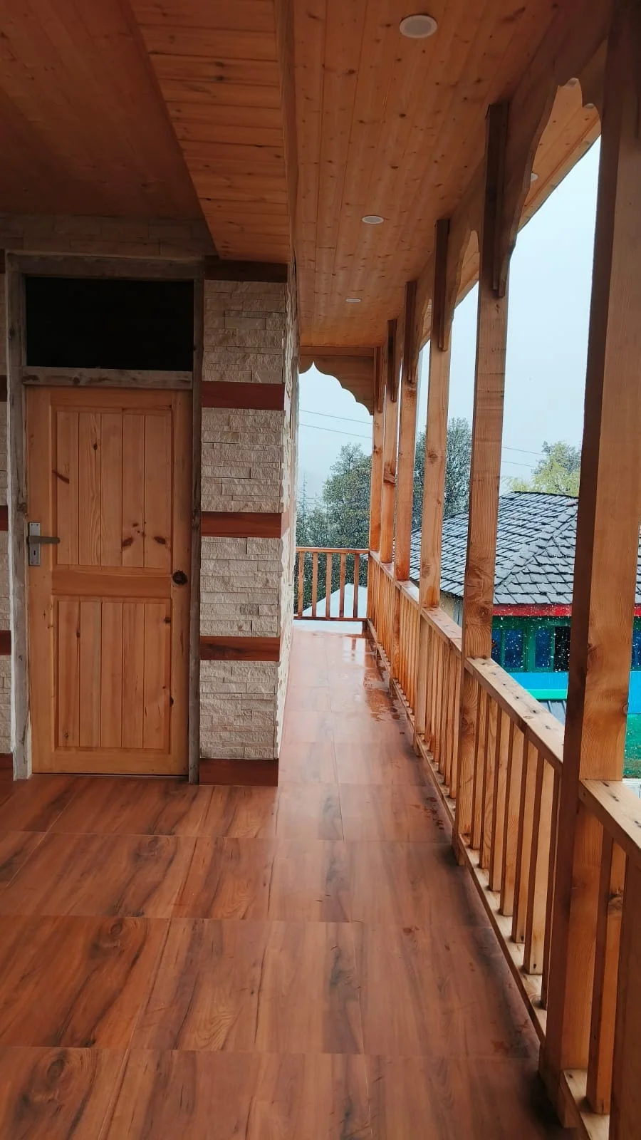 Sky Heaven Retreat Jibhi Deluxe room 5