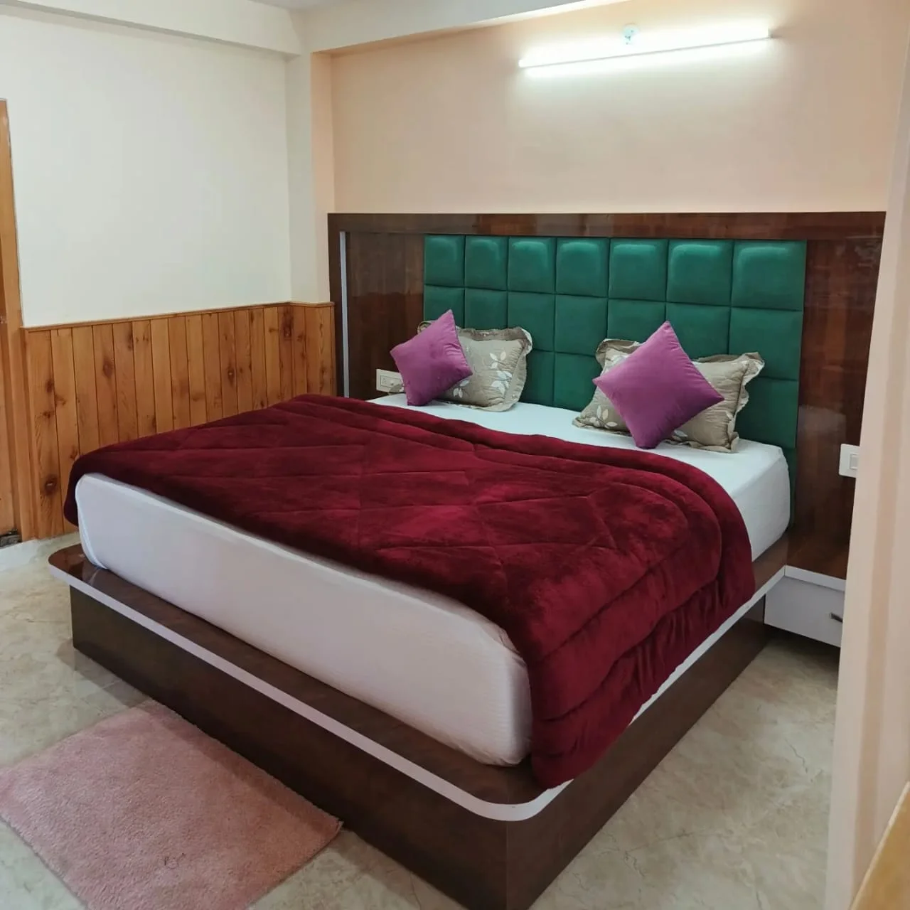 Sky Heaven Retreat Jibhi Deluxe room